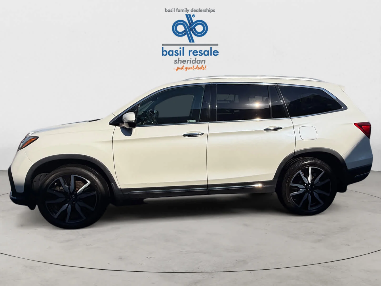 Used 2019 White Diamond Pearl Honda Touring 7-Passenger image 3