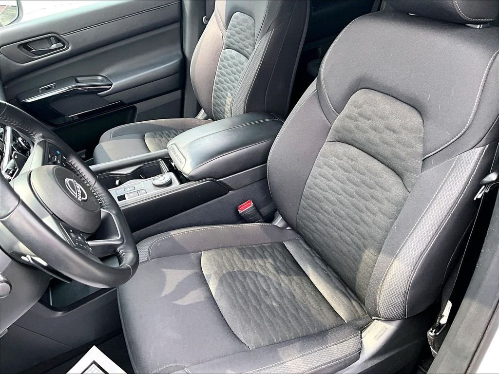Used 2025 Glacier White Nissan SV image 10