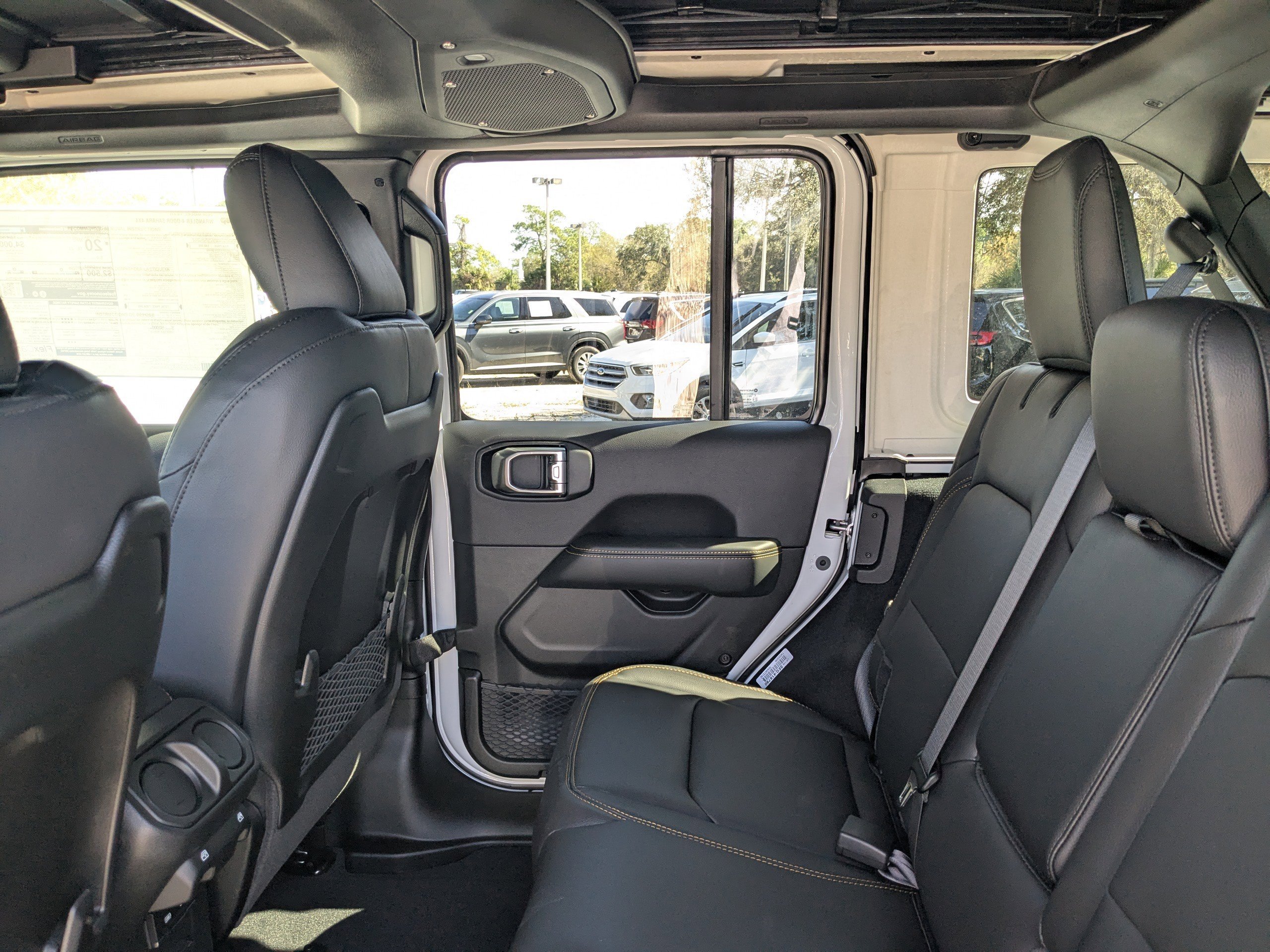 New 2026 Bright White Clear-Coat Exterior Paint Jeep Rubicon image 12