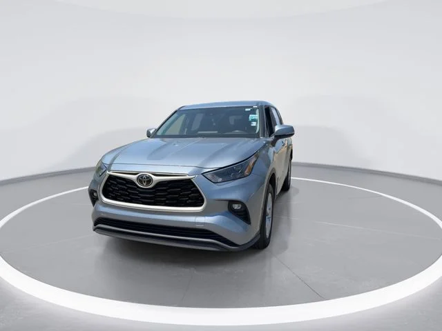 Used 2023  Toyota LE image 3