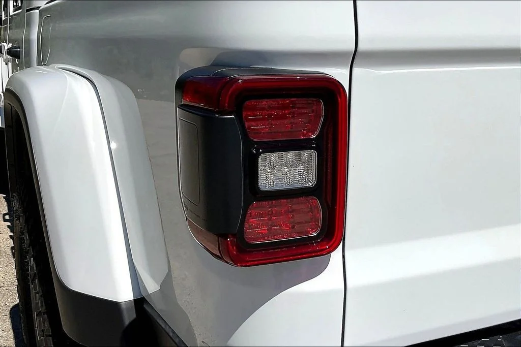 New 2026 Bright White Clear-Coat Exterior Paint Jeep Mojave image 14