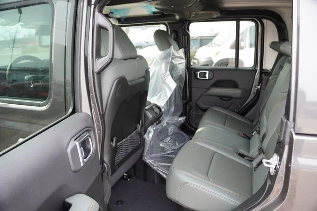 New 2026 Granite Crystal Metallic Clear-Coat Exterior Paint Jeep Mojave image 11
