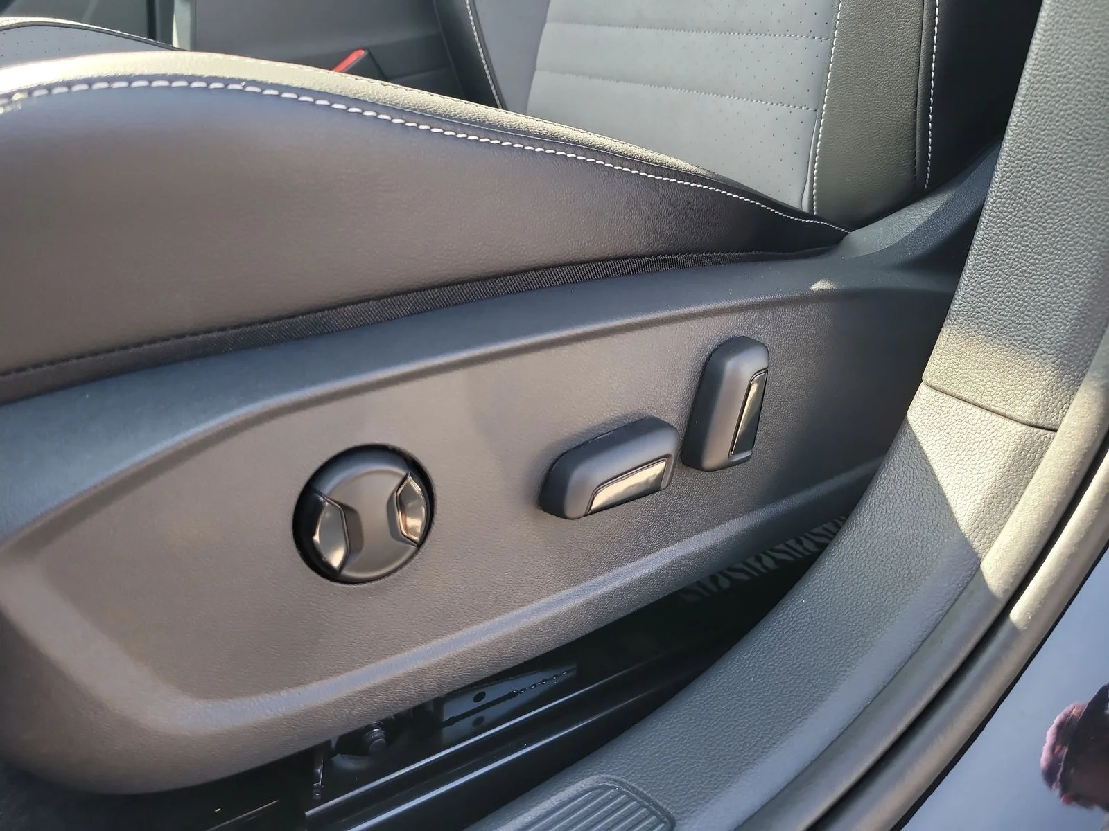 New 2026 Deep Black Pearl Volkswagen 1.5T SE image 18