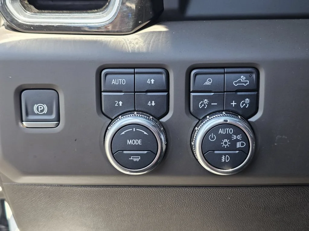 Used 2025 White Frost Tricoat GMC Denali image 20