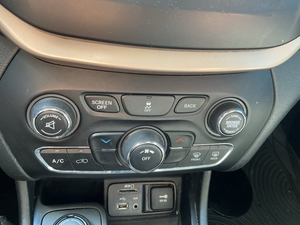 Used 2015 Brilliant Black Crystal Pearlcoat Jeep Latitude image 18