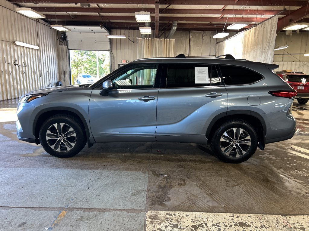 Used 2021  Toyota XLE image 2
