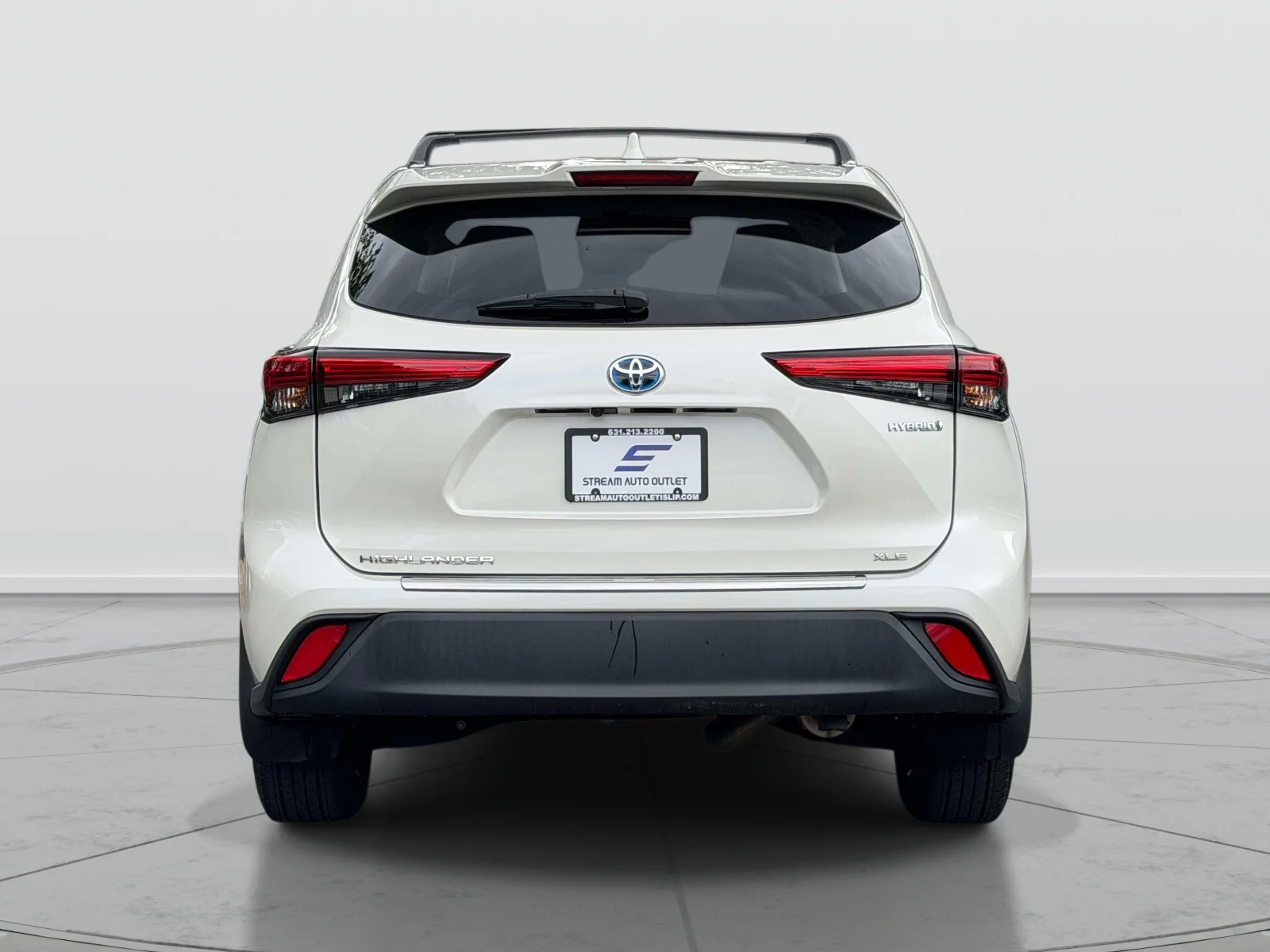 Used 2021 White Toyota XLE image 5