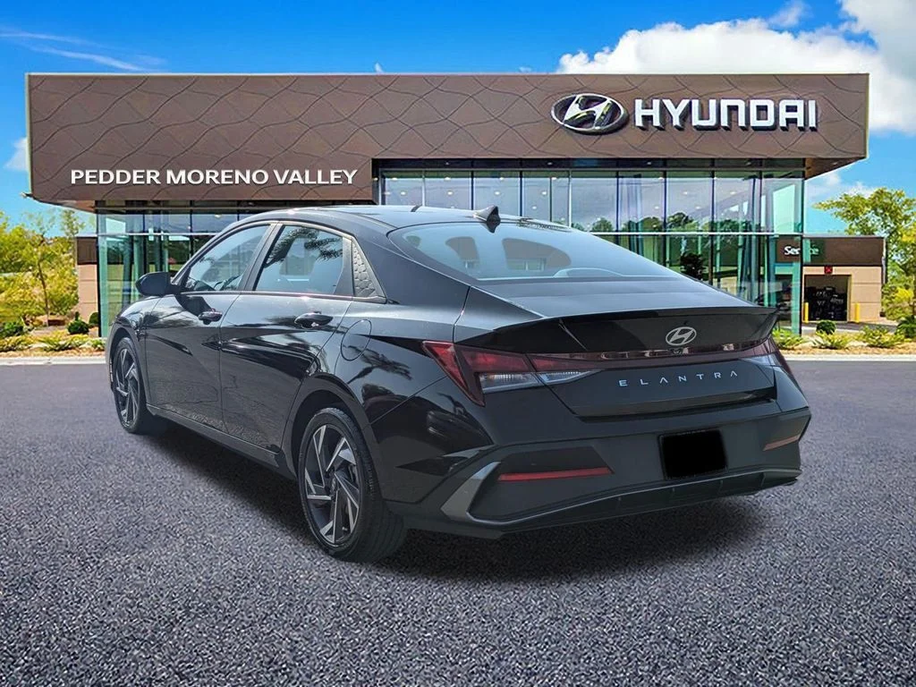 Used 2025 Black Hyundai SEL Sport image 4