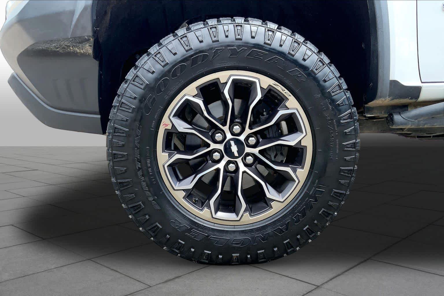 Used 2018 Summit White Chevrolet 4WD ZR2 image 10