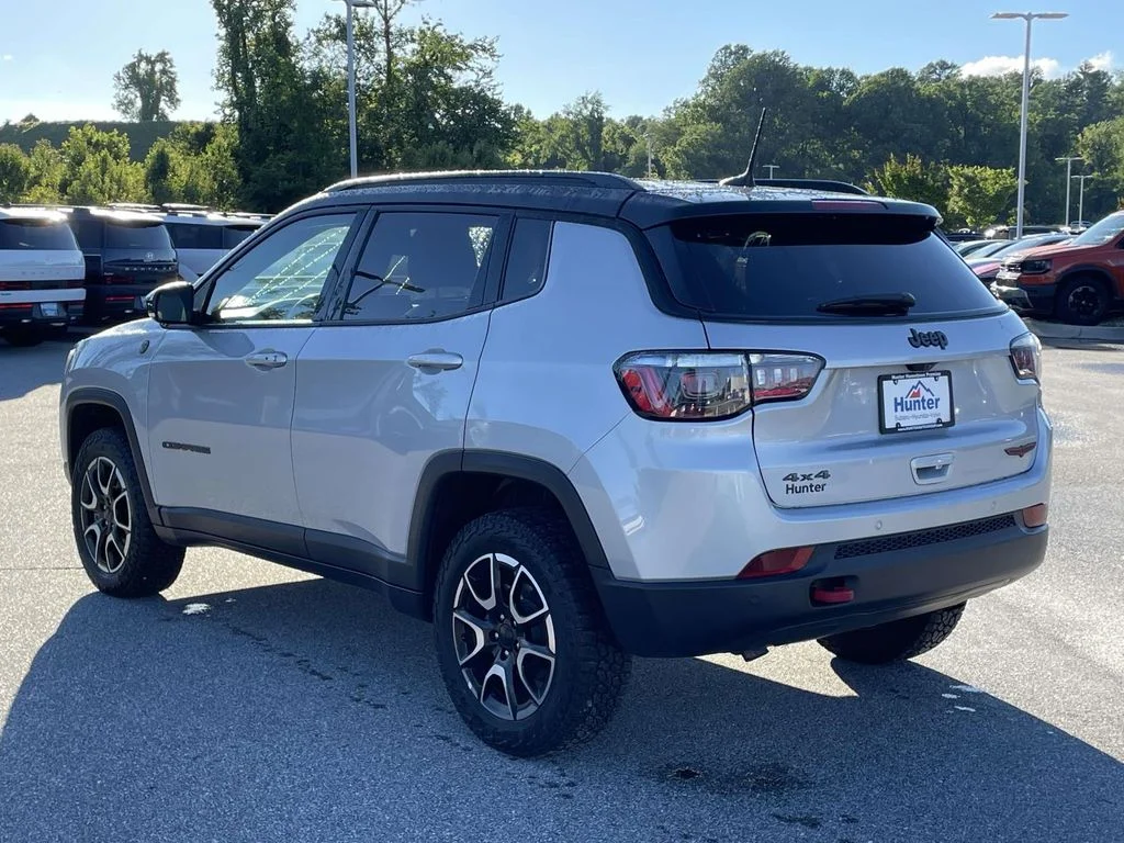 Used 2024 Silver Zynith Metallic Clearcoat Jeep Trailhawk image 27