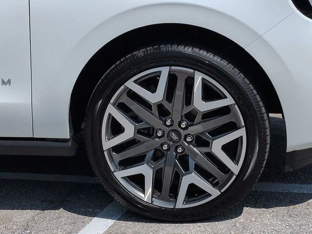 New 2026 Star White Metallic Tri-Coat Ford Platinum® image 11