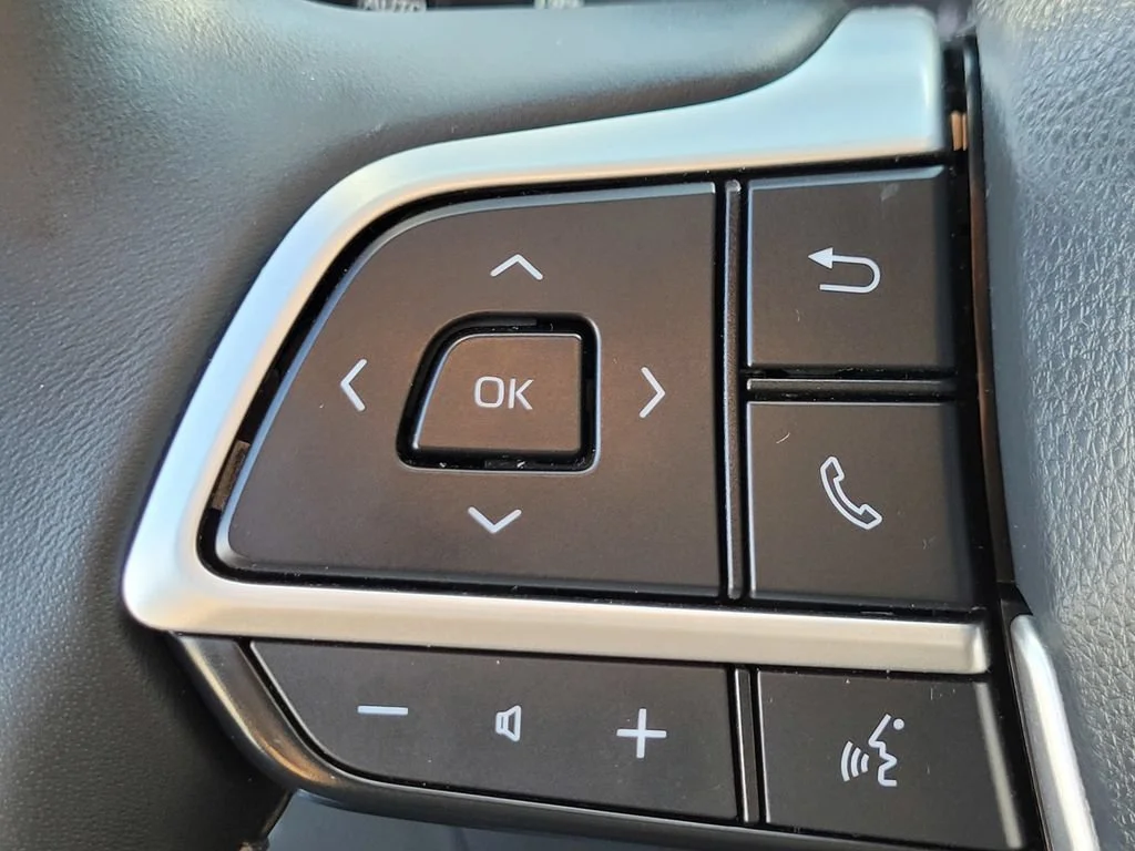 Used 2023  Toyota L image 25