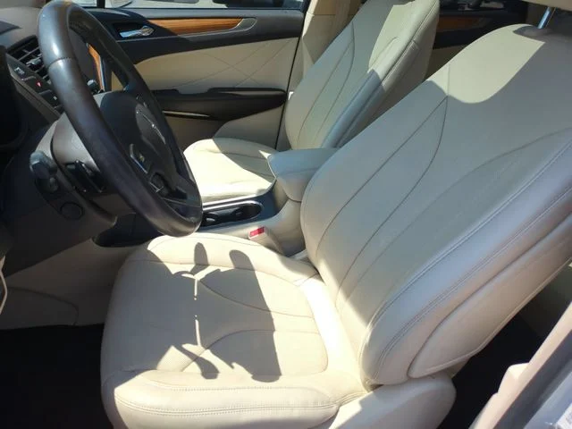 Used 2015 White Lincoln Base image 14
