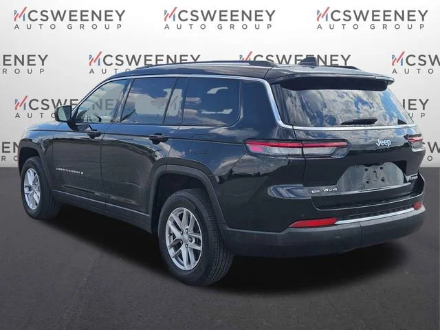 Used 2023  Jeep Laredo image 3