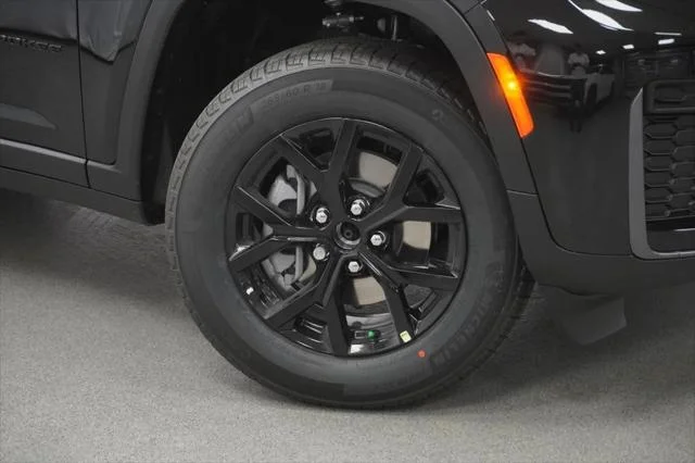 New 2026 Diamond Black Crystal Pearl-Coat Exterior Paint Jeep Laredo image 30
