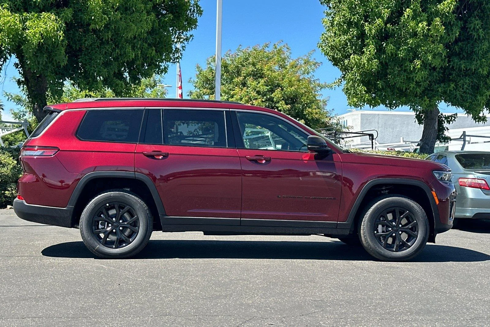 New 2026 Velvet Red Pearl-Coat Exterior Paint Jeep Laredo Altitude image 2