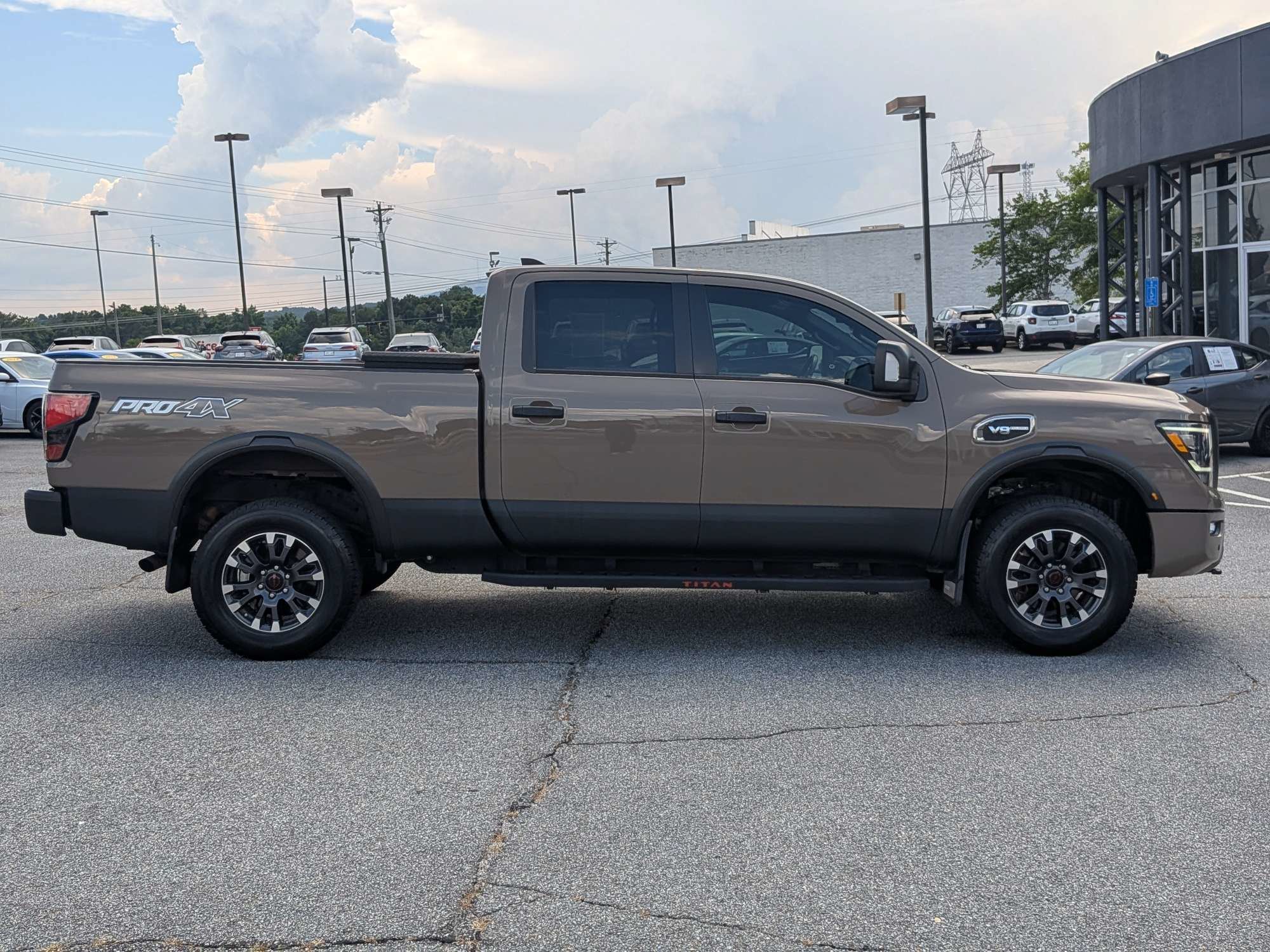 Used 2023  Nissan PRO-4X image 2