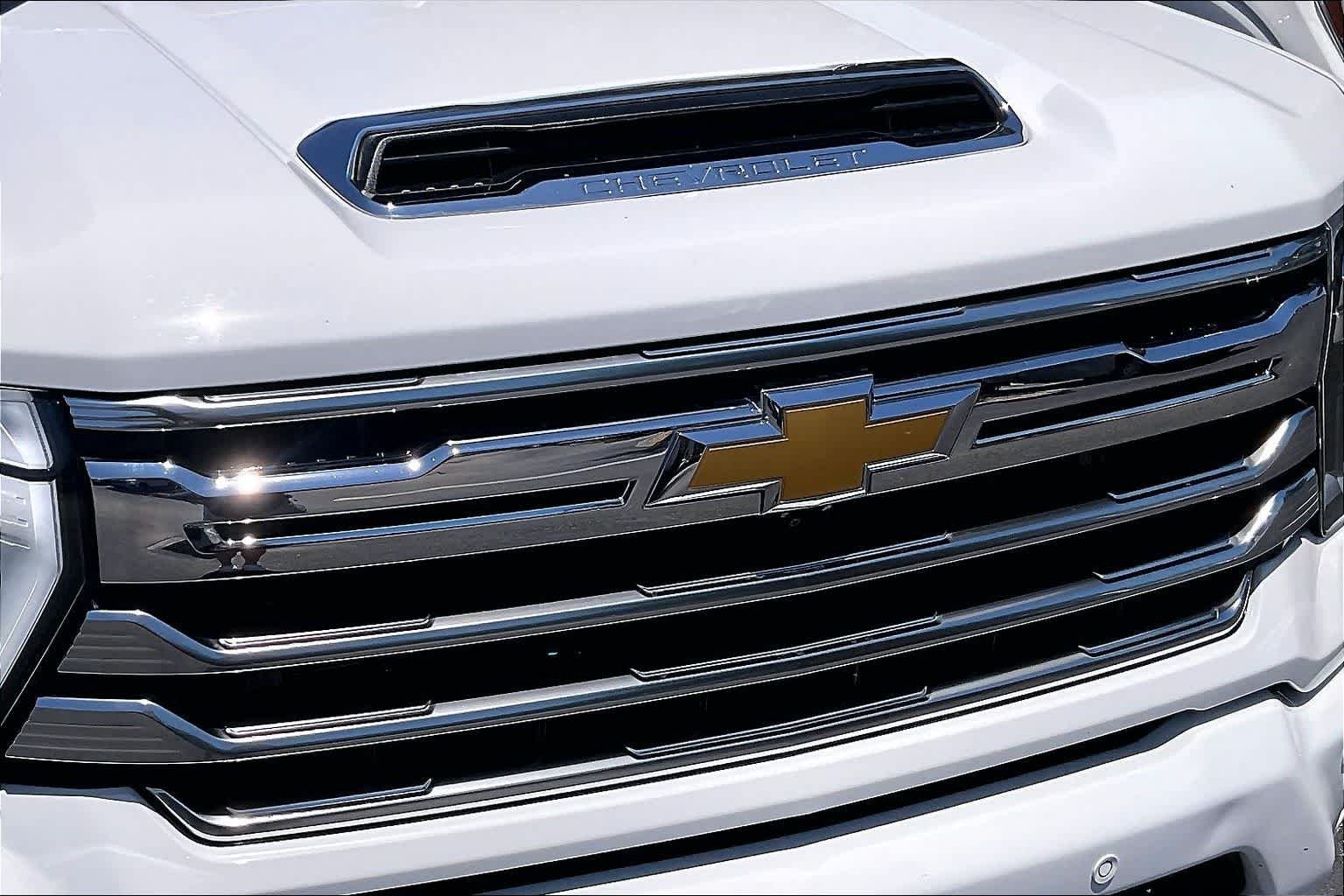 Used 2025 Summit White Chevrolet High Country image 29