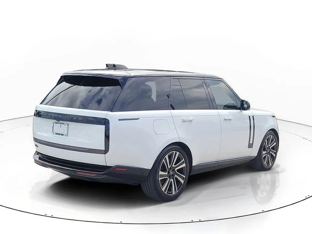 Used 2023  Land Rover SE image 5
