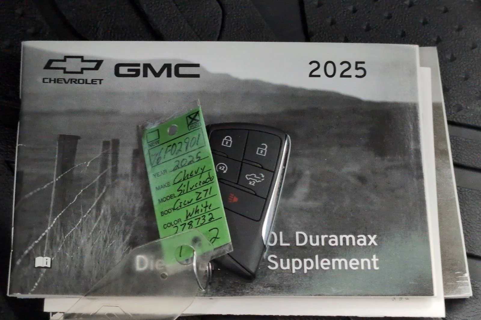 Used 2025 Summit White Chevrolet LT image 9