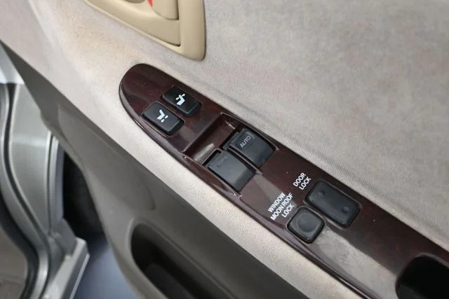 Used 1999 White Toyota Limited image 31