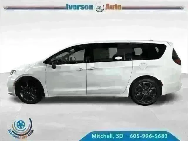 New 2026 Bright White Clear-Coat Exterior Paint Chrysler  image 4