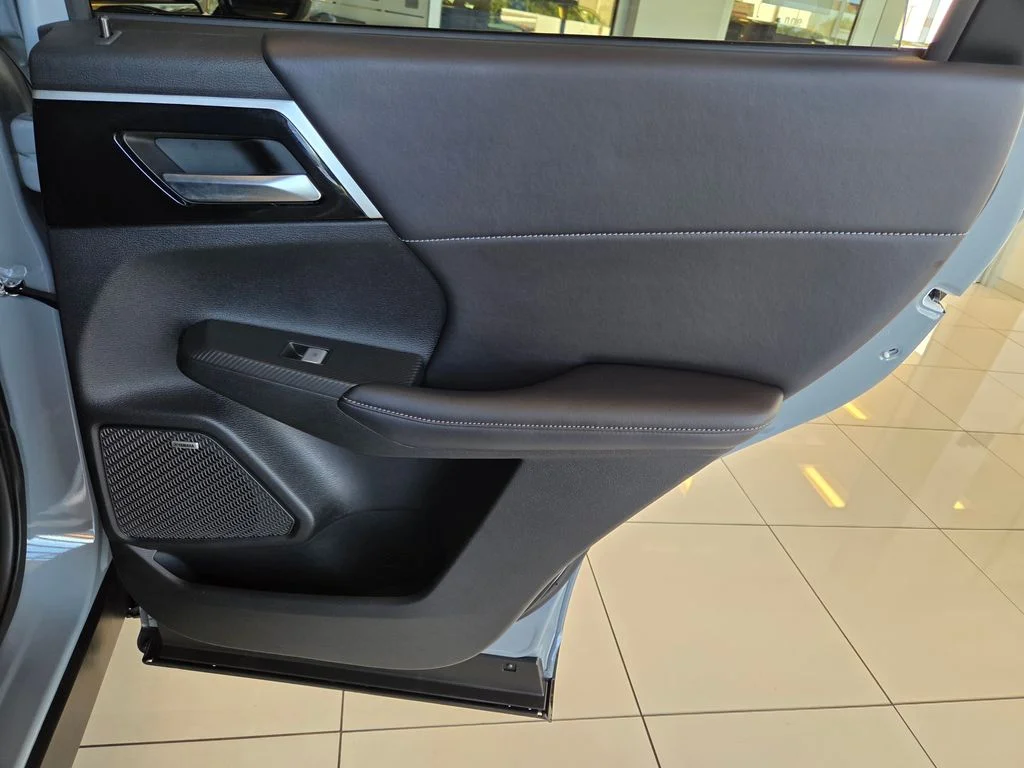 Used 2026 Moonstone Gray Metallic/Black Roof Mitsubishi LE image 28