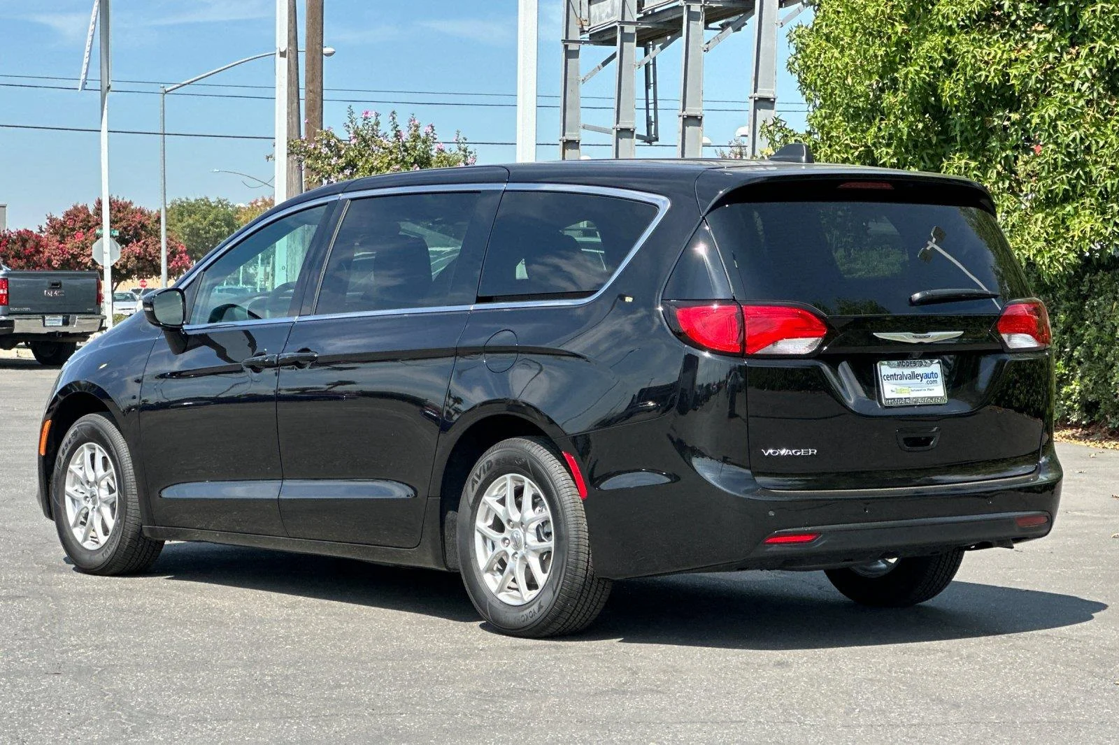 2025 Chrysler Voyager LX - Photo 6