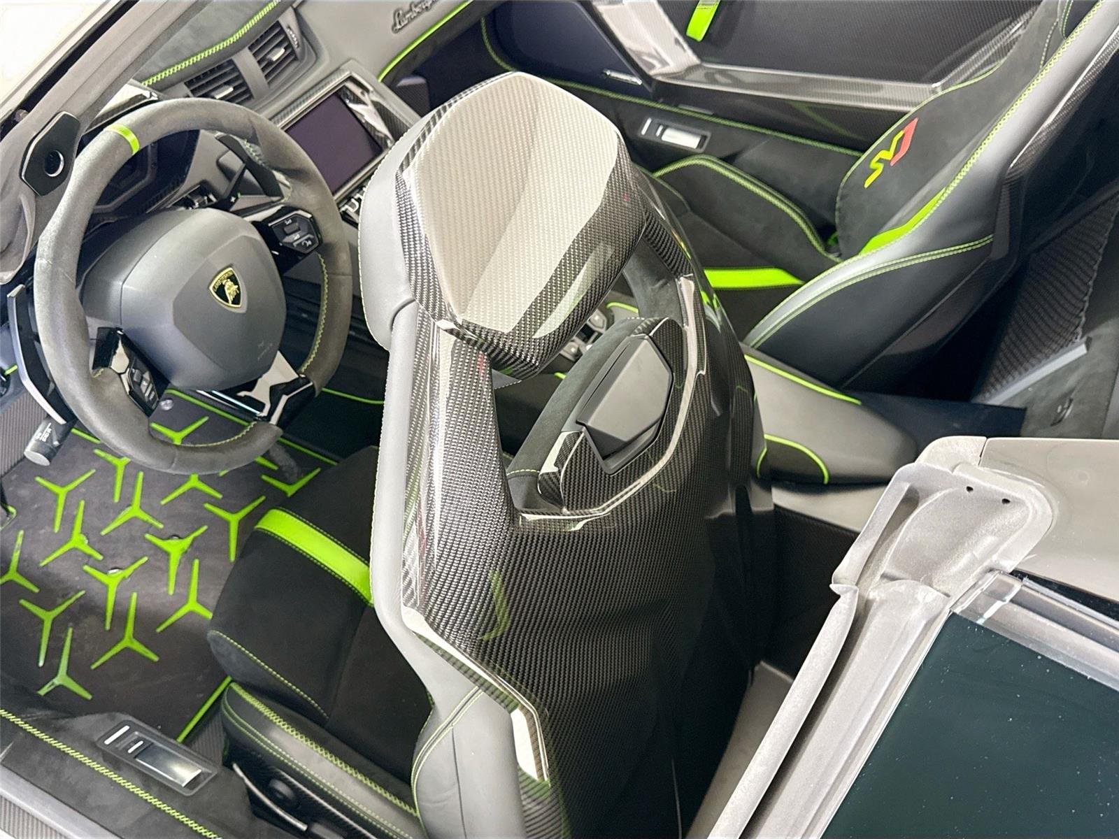 2021 Lamborghini Aventador - Photo 16