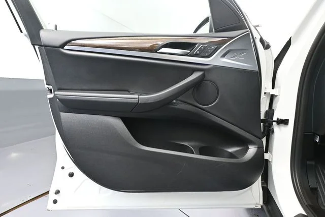 Used 2023 White BMW xDrive30i image 19