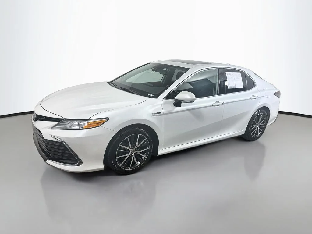 Used 2021 Wind Chill Pearl Toyota Hybrid XLE image 3