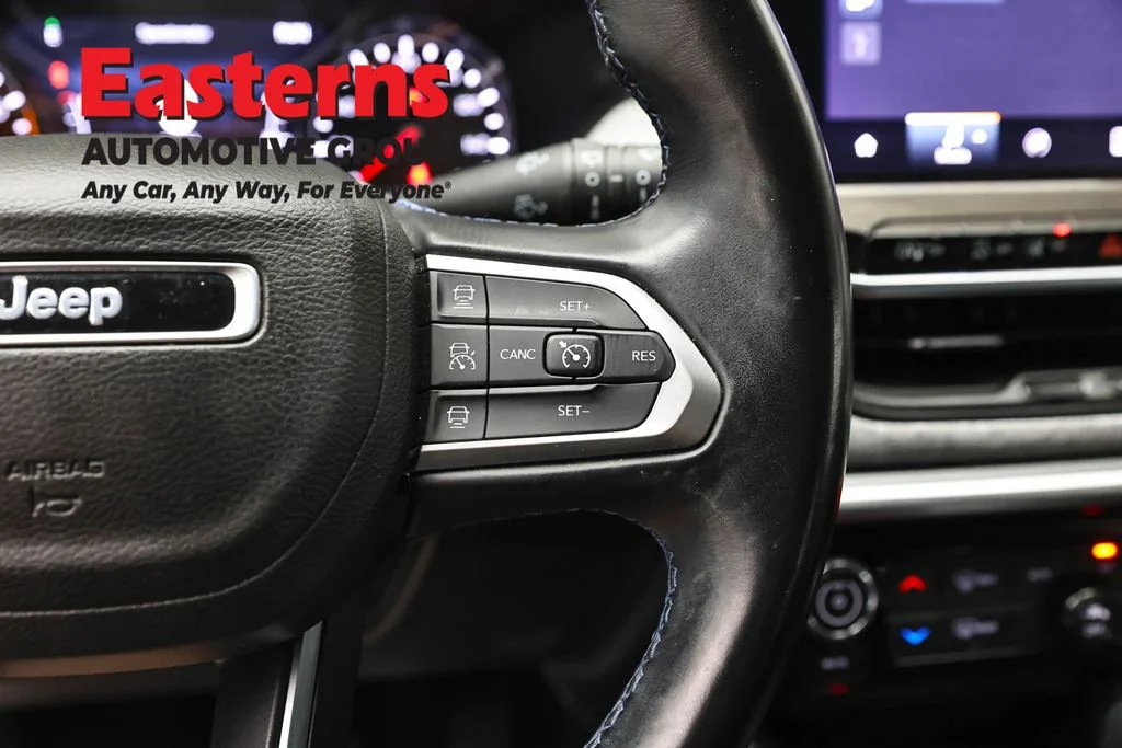 Used 2022 White Jeep Latitude image 16