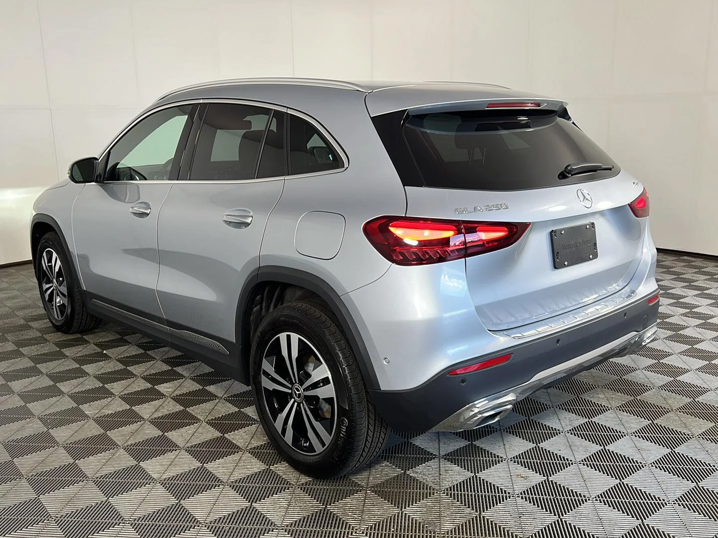 Used 2025 Cirrus Silver Metallic Mercedes-Benz GLA 250 image 17