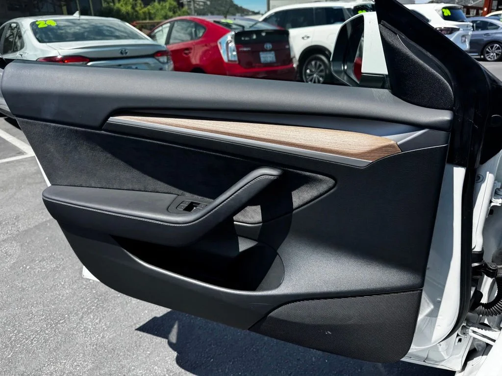 Used 2023  Tesla Base image 29