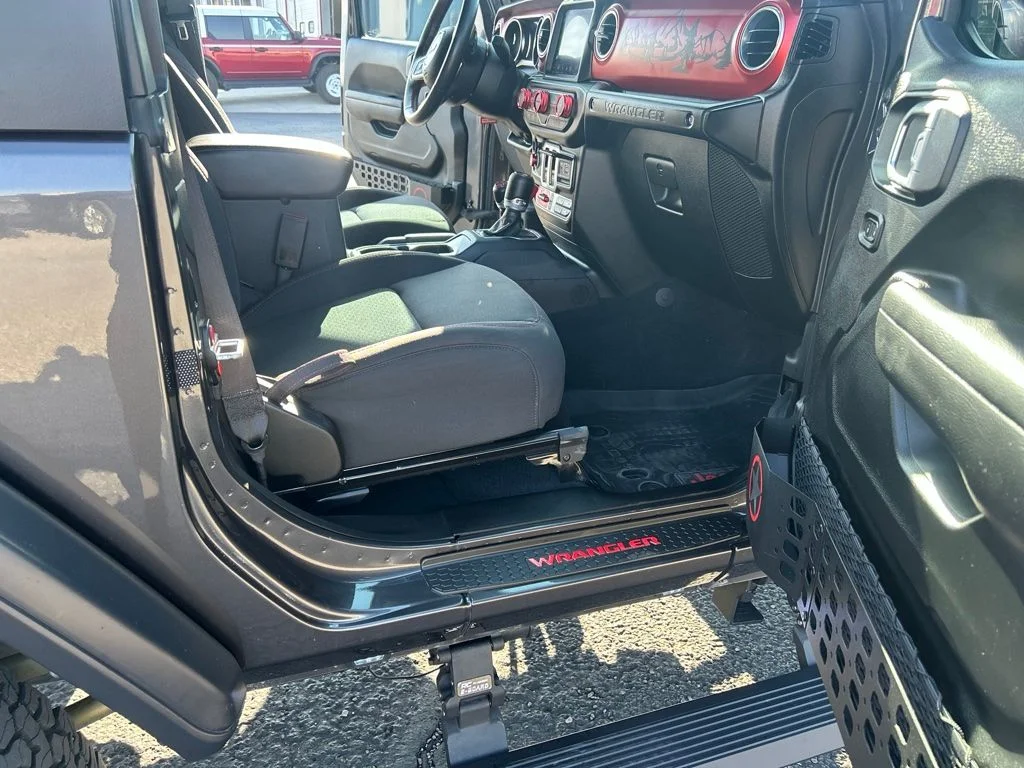 Used 2022 Crystal Metallic Jeep Rubicon image 13