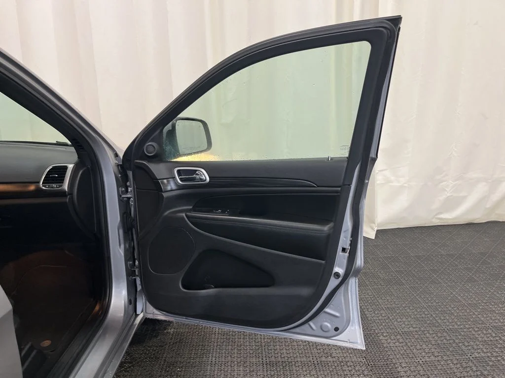 Used 2019 Billet Silver Metallic Clearcoat Jeep Altitude image 21