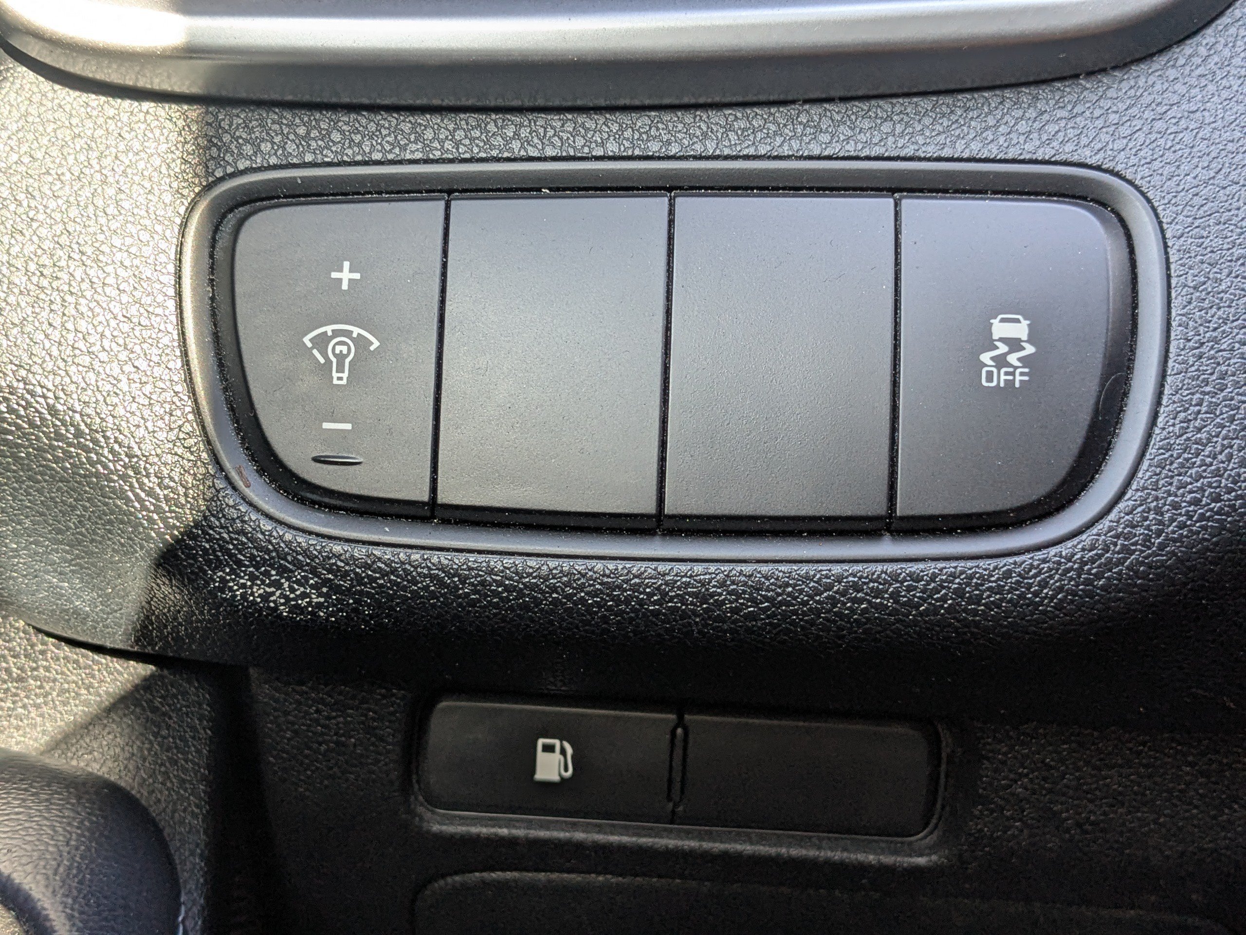 Used 2017 Titanium Silver Kia LX V6 image 25