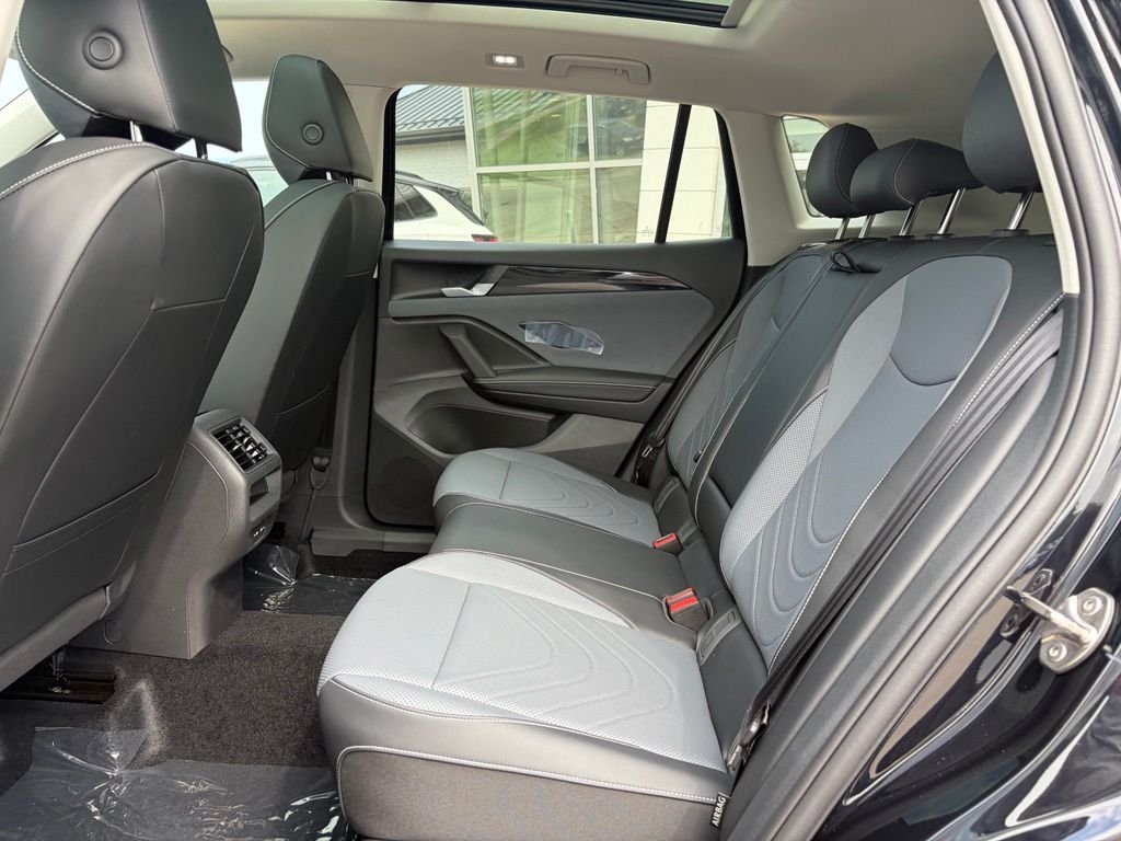 New 2026 Deep Black Pearl Volkswagen 2.0T SE image 22