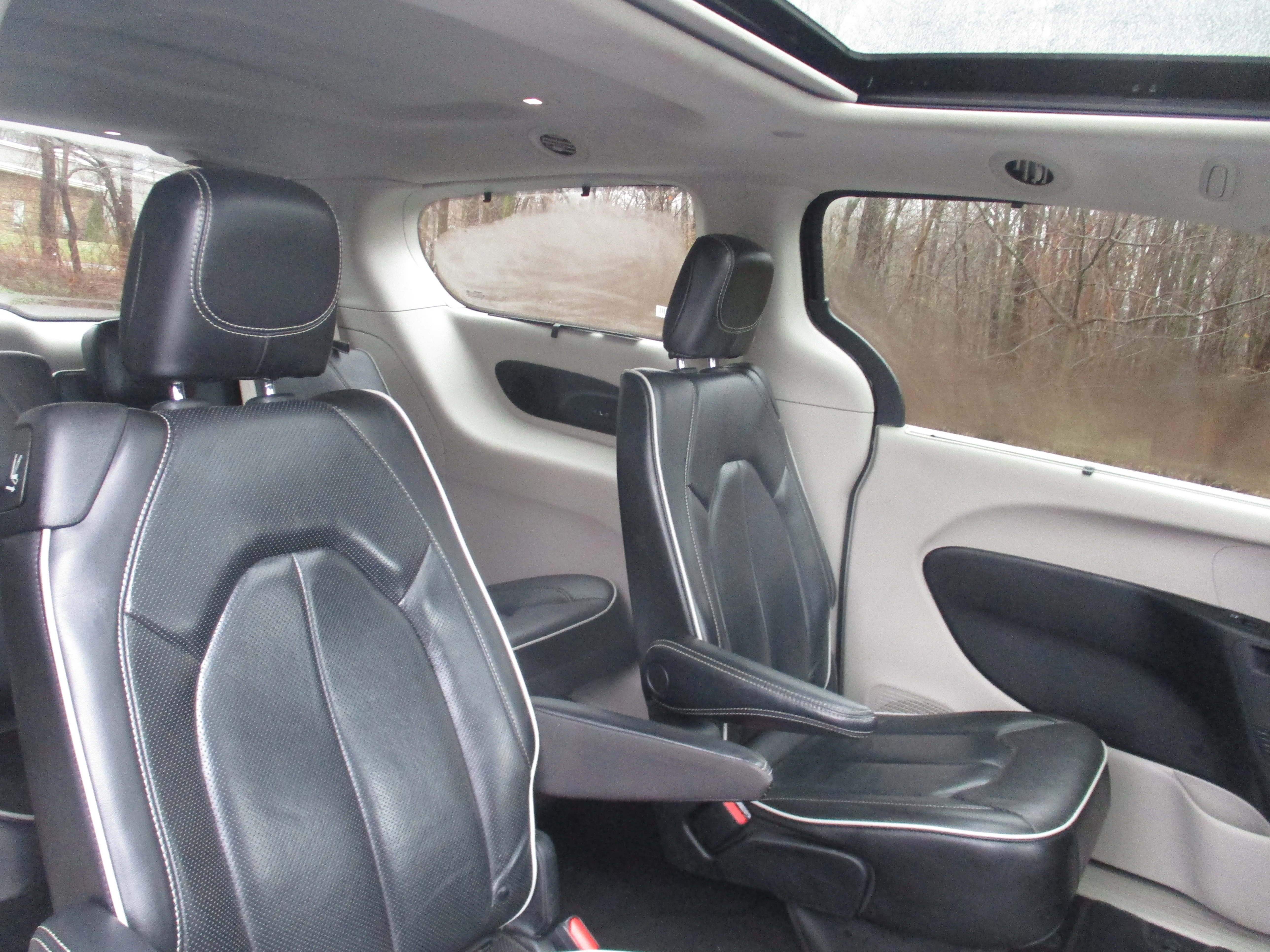 Used 2022 Brilliant Black Crystal Pearlcoat Chrysler Limited image 30