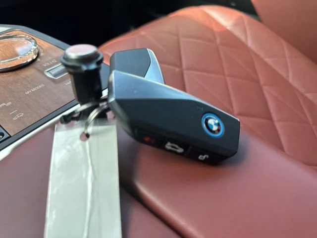 Used 2022 Black Sapphire Metallic BMW xDrive50 image 35