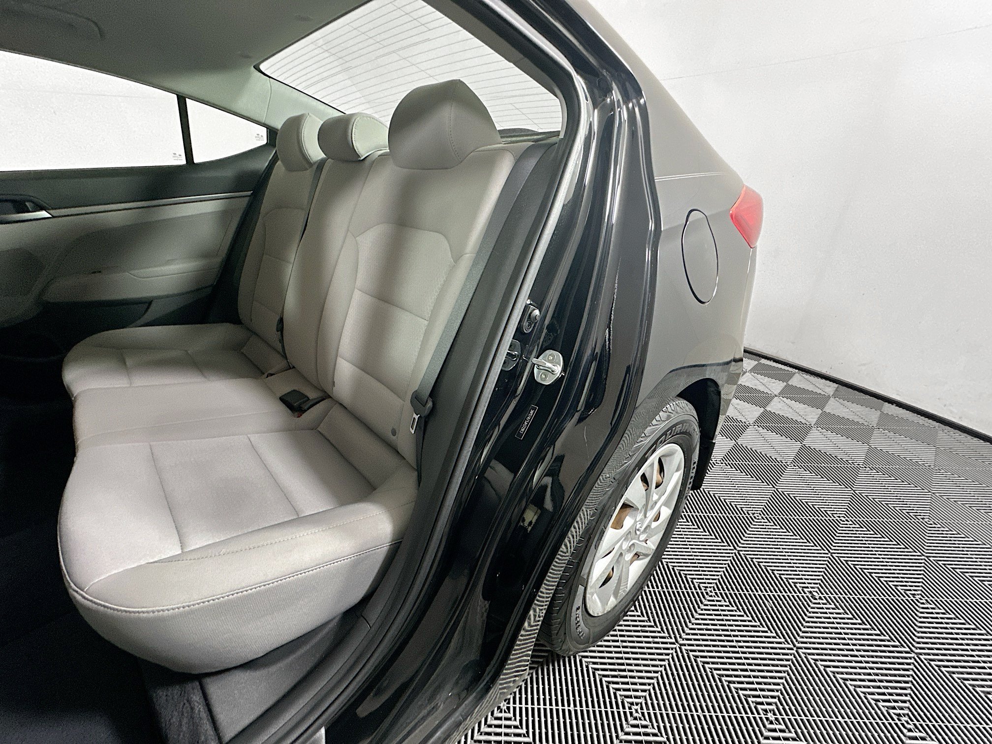 Used 2018 Phantom Black Hyundai SE image 25