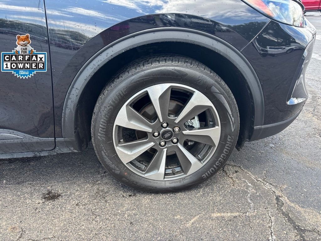 Used 2023 Black Metallic Ford Platinum image 12