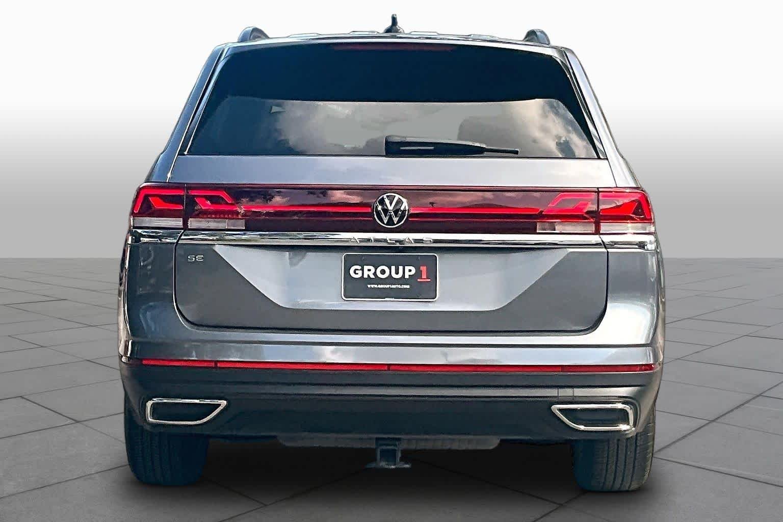 Certified Used 2025 Platinum Gray Metallic Volkswagen 2.0T SE image 5
