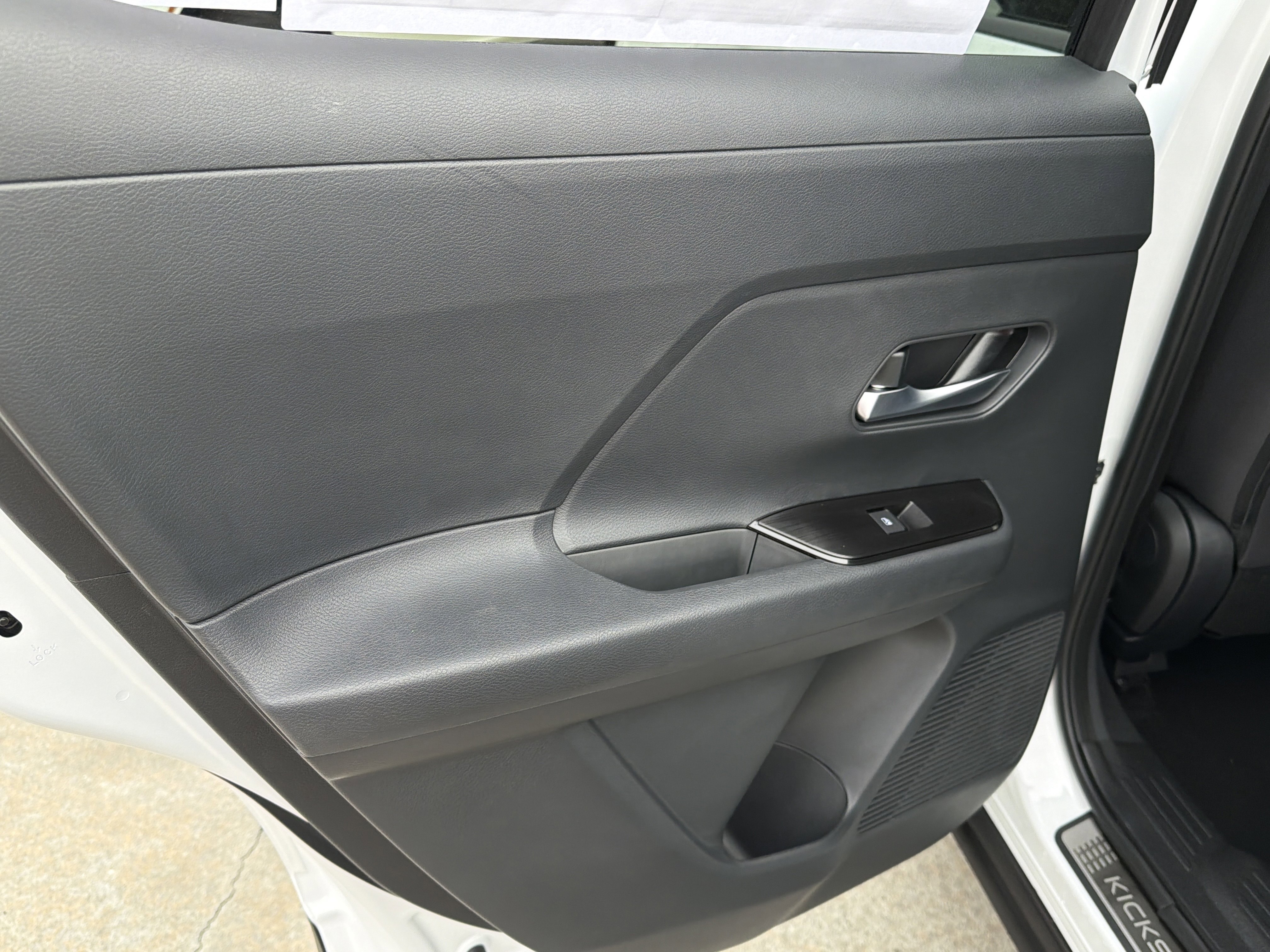 New 2026 Aspen White Tricoat/Super Black Nissan SV image 22