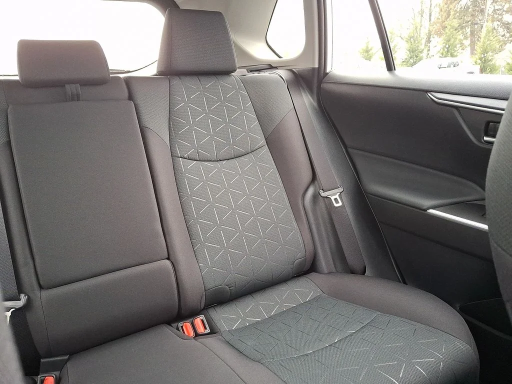 2025 Toyota RAV4 XLE - Photo 15