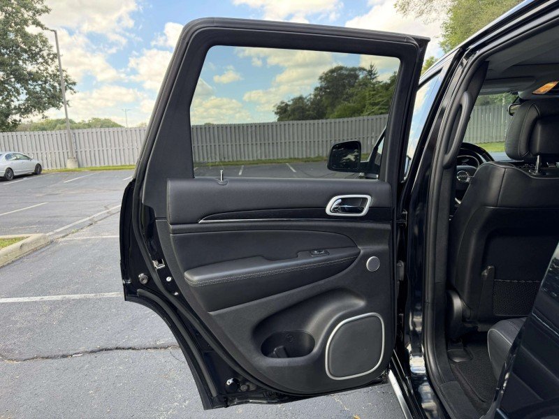 Used 2019 Black Jeep Summit image 21