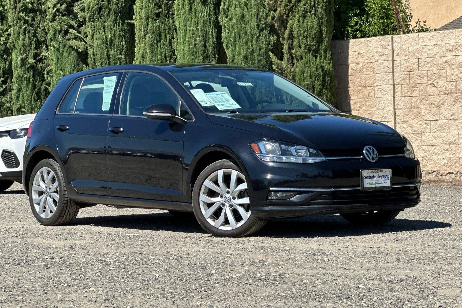 Used 2019 Deep Black Pearl Volkswagen SE image 1