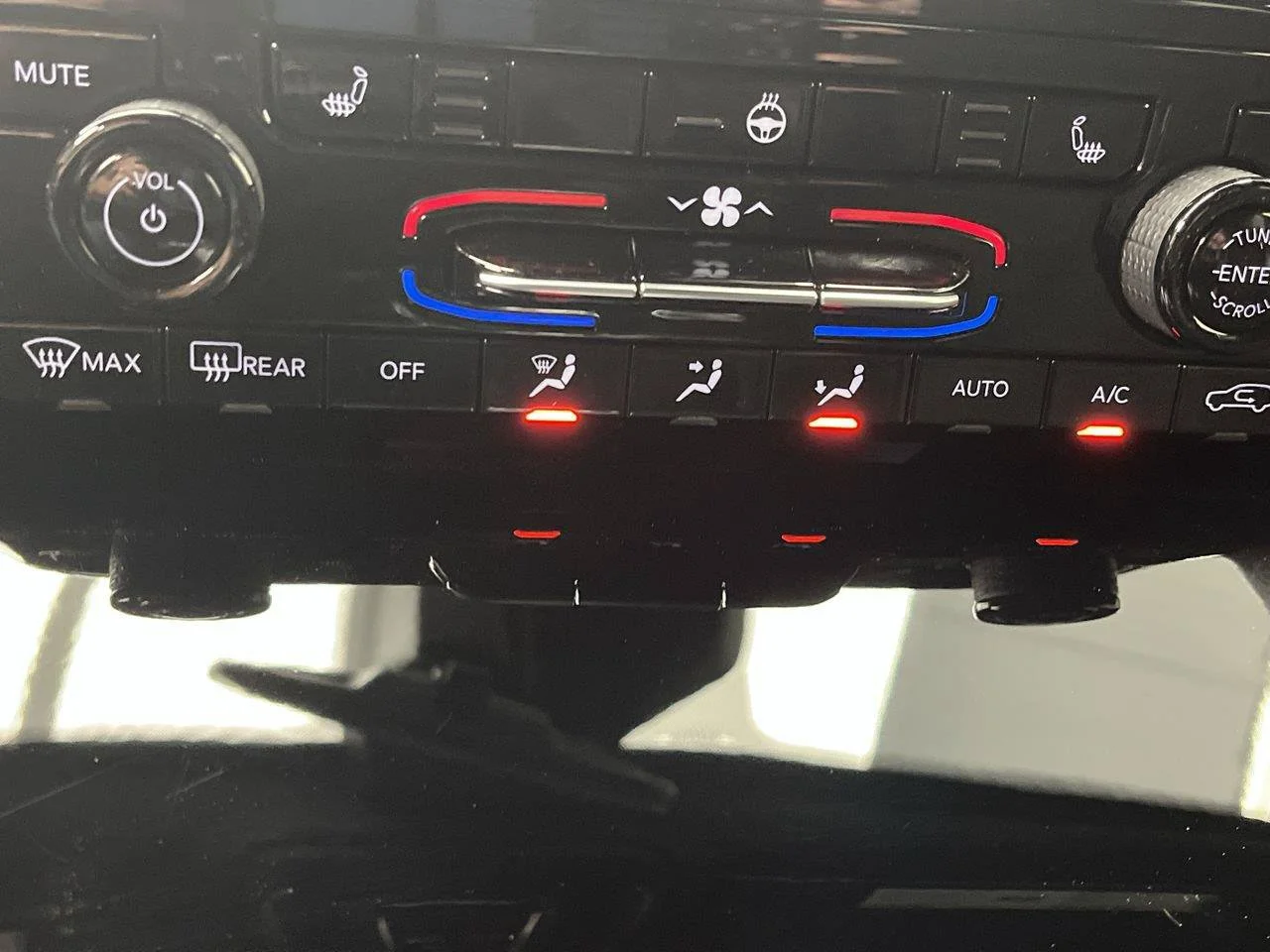 Used 2025 Silver Jeep Altitude X 4x4 image 27