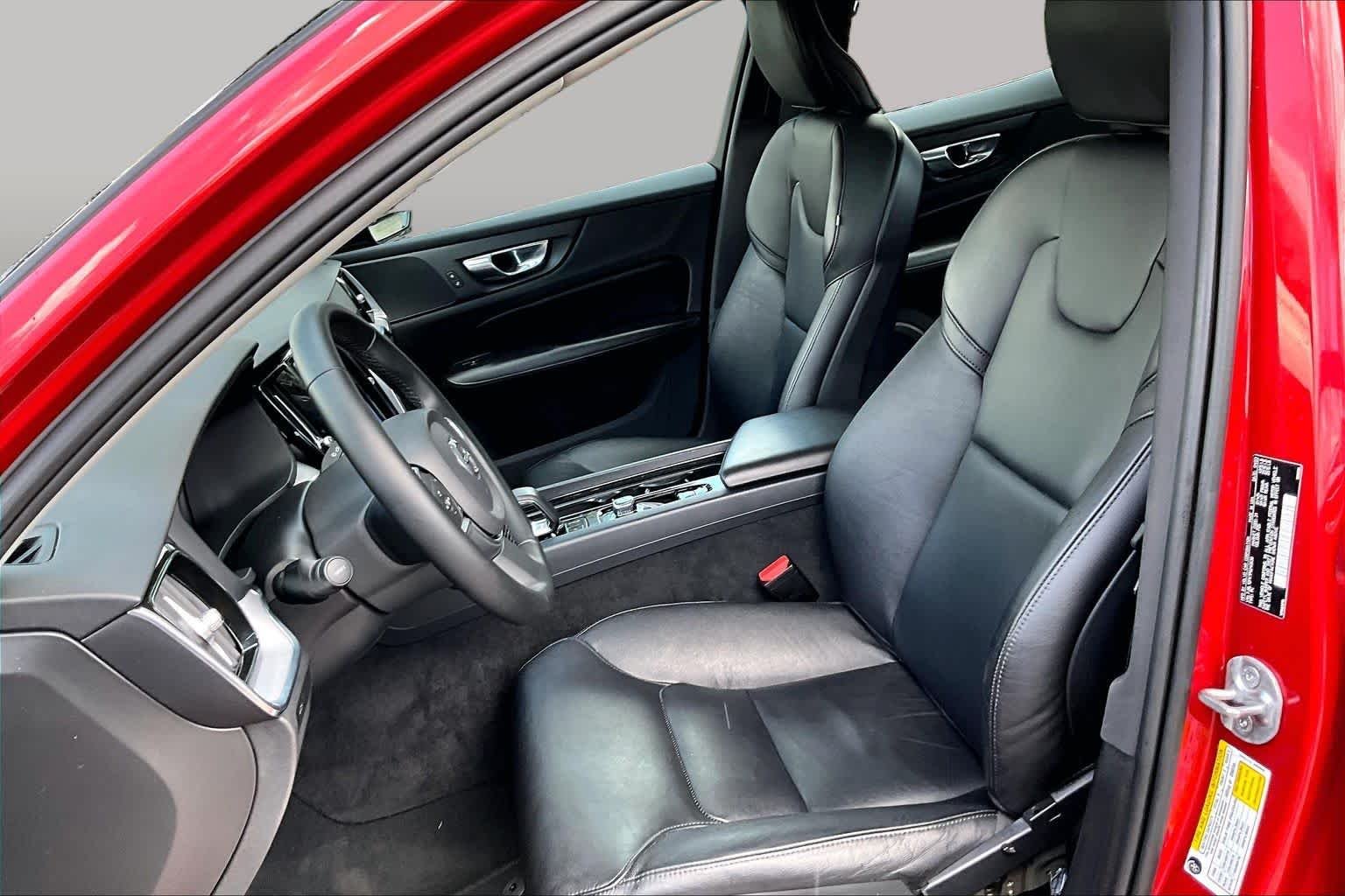 Used 2023  Volvo Core Dark Theme image 8