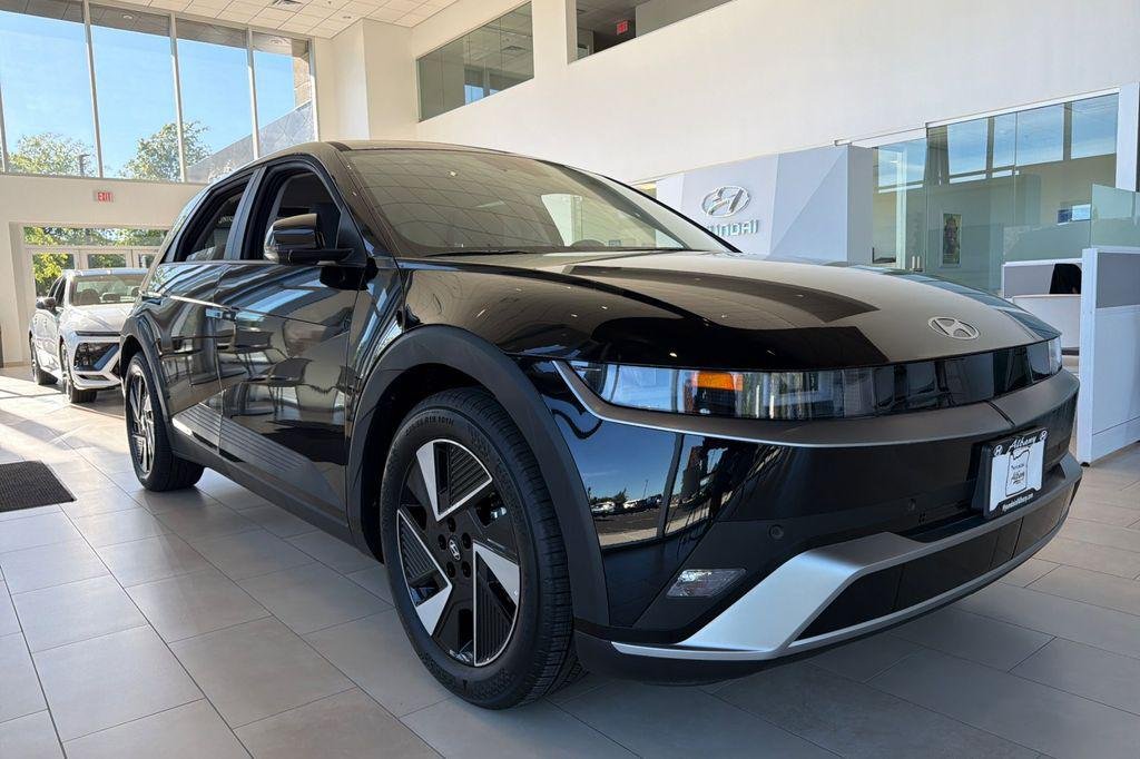 New 2026 Black Hyundai SE image 2